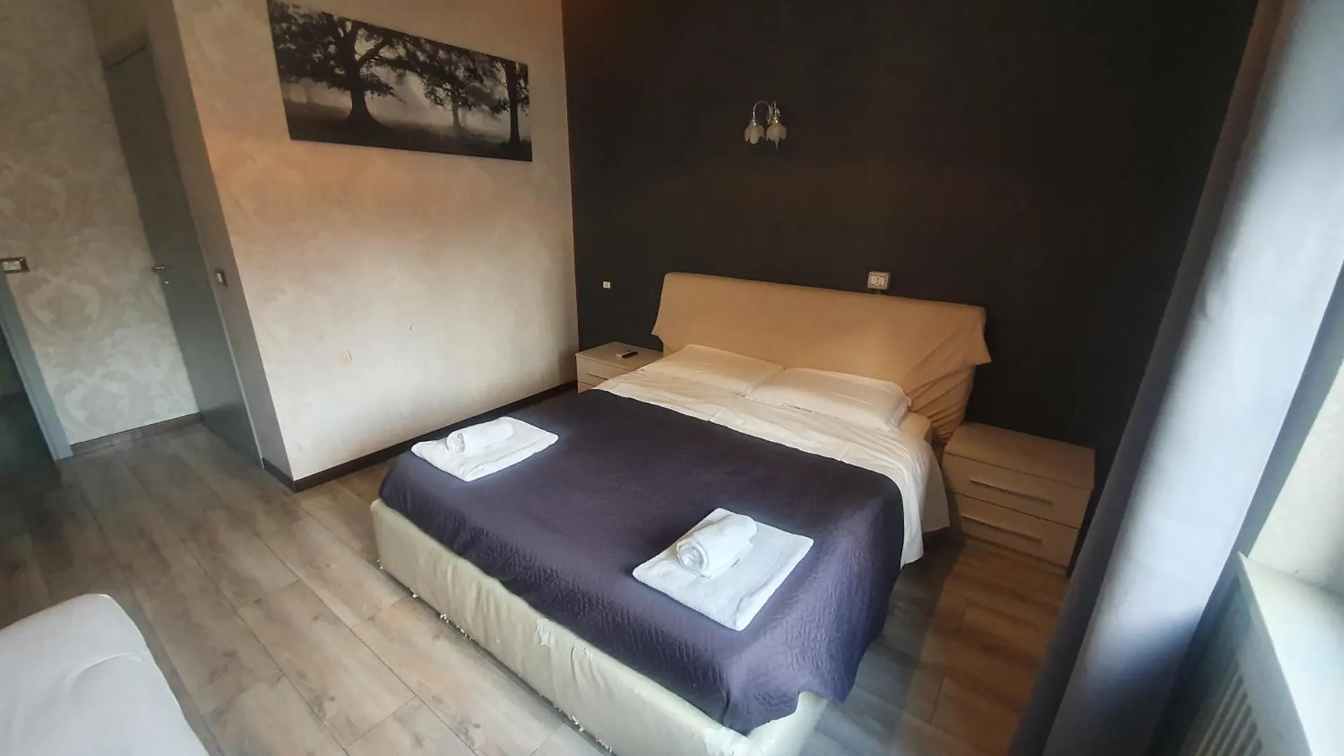 ** Pensión Hotel Sira House Milano Italia